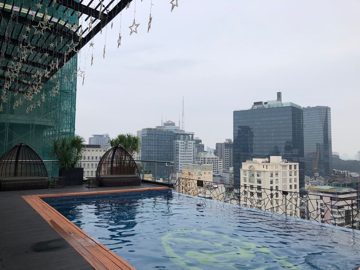 深夜に着いたので、翌朝、ホテル内を散策
ルーフトップにはバーとプール
サウ...