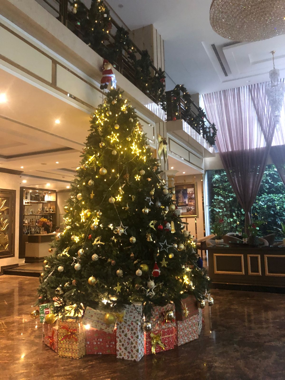 街歩きして疲れたので按摩をやったら、すっかり夜になりました
ホテルに戻り、...