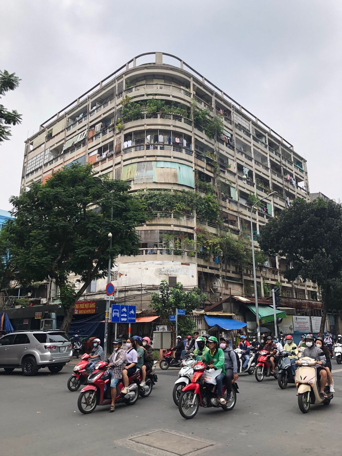 特に用事はないので、トコトコ街歩き
エネルギッシュで楽しい街だな