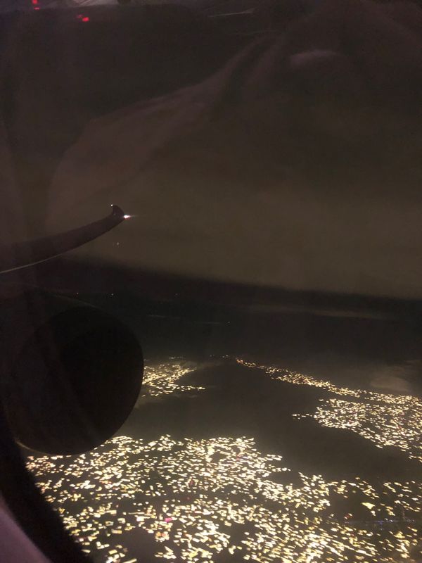 ベトナム・ホーチミン「2023.11SGN放置民」の写真：明るい下界は電照菊の栽培かな？

無事着...