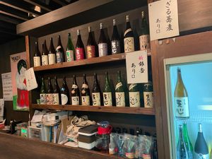 鉄鍋餃子の後は地酒を。地元の酒「天心」にこだわる日本酒バーで天心の飲み比べ...