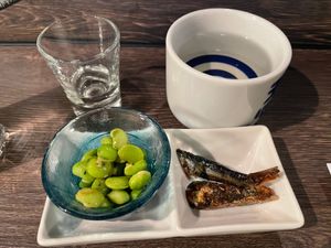 鉄鍋餃子の後は地酒を。地元の酒「天心」にこだわる日本酒バーで天心の飲み比べ...