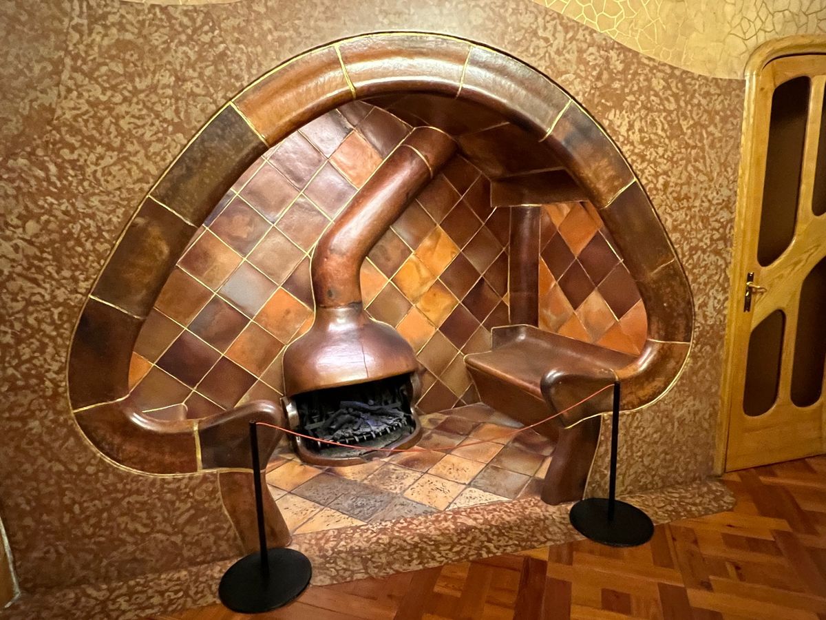 スペイン🇪🇸パルセロナ
カサ・バトリョ（世界遺産登録
●ライトアップされた...