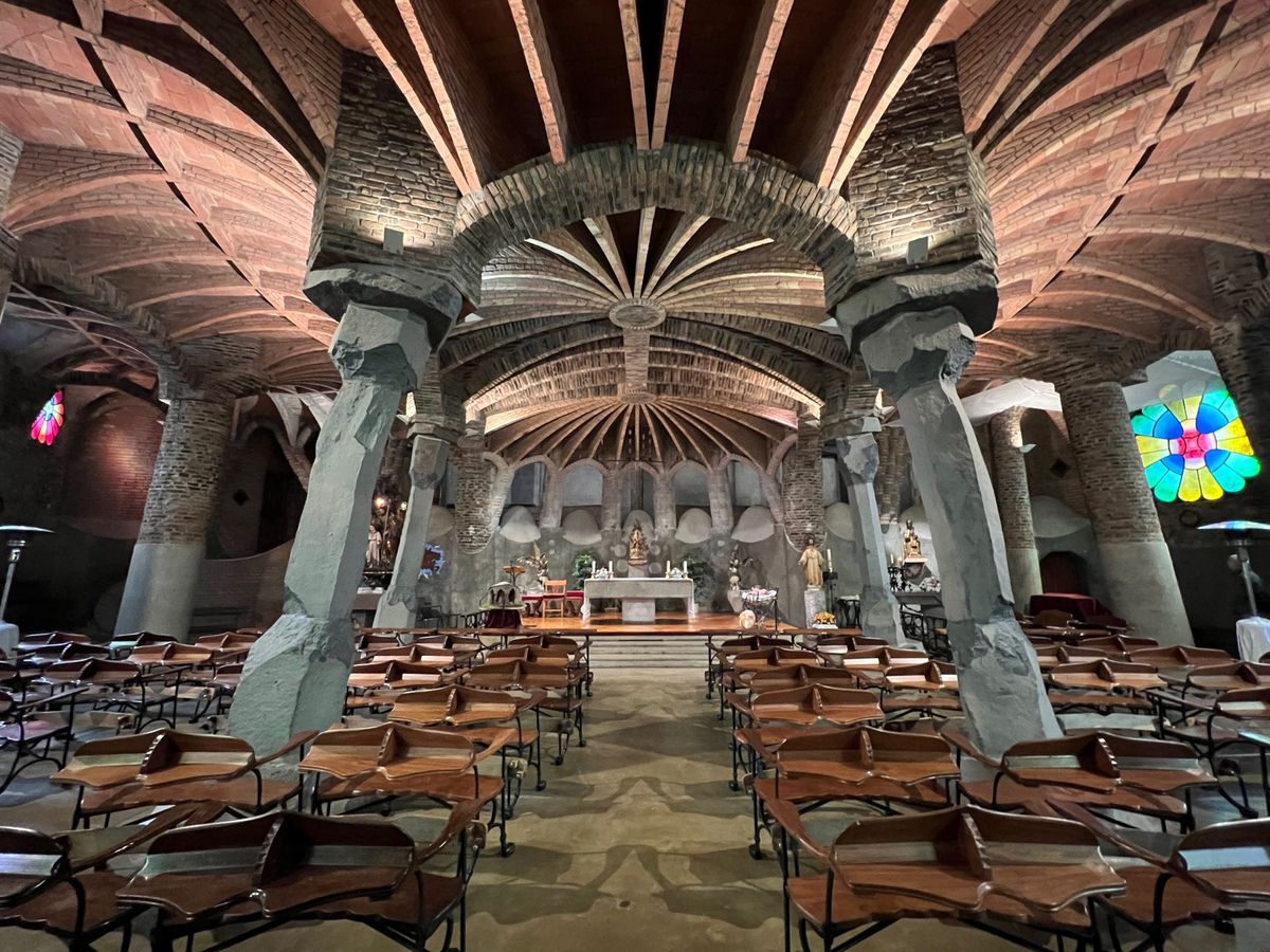 スペイン🇪🇸パルセロナ
●コロニア・グエル（世界遺産）の外観
●コロニア・...