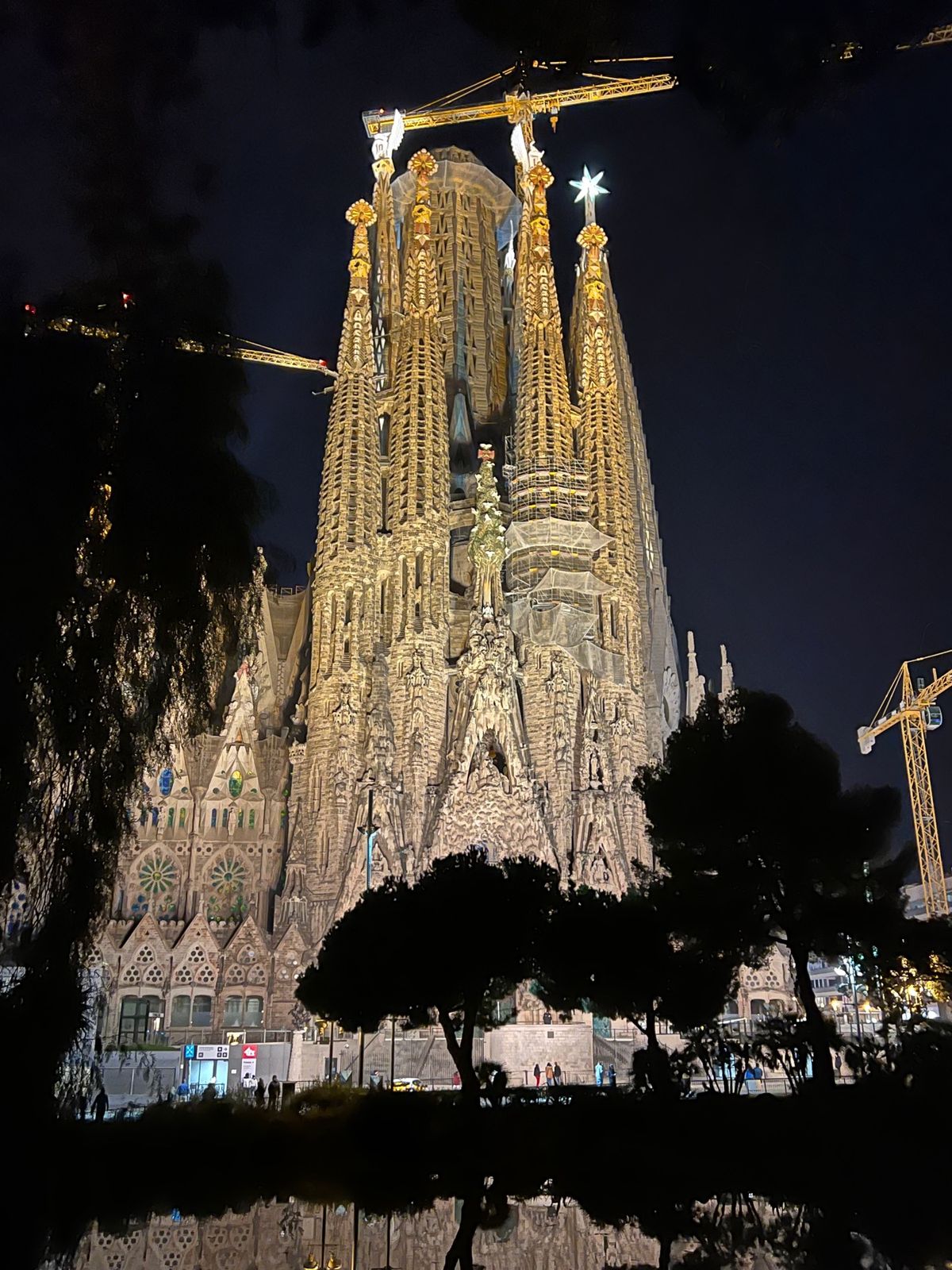 スペイン　バルセロナ
●サグラダ・ファミリアの夜景（世界遺産）
●同上
●...