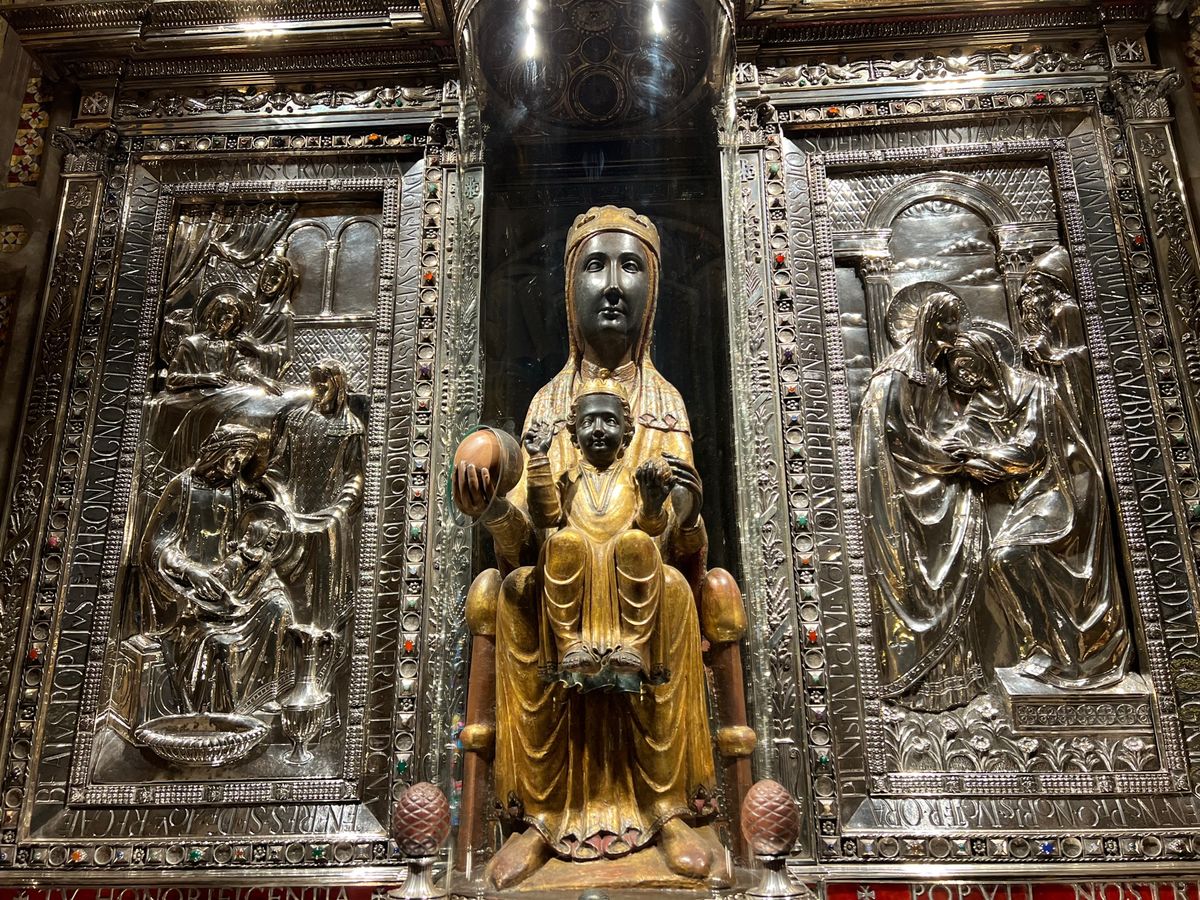 スペイン🇪🇸モンセラート
●モンセラートの奇岩と修道院
●黒いマリア様
●...