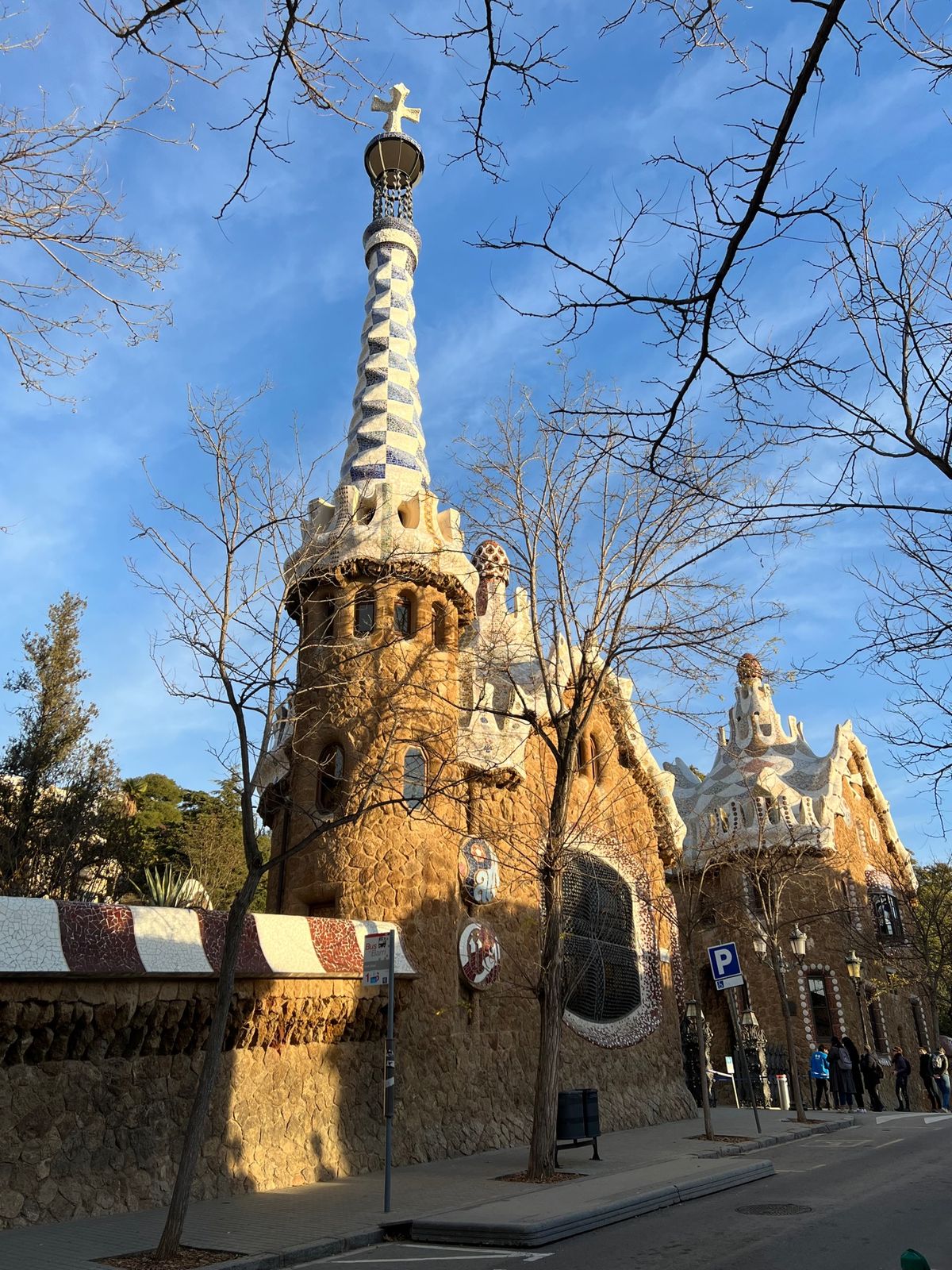 スペイン🇪🇸パルセロナ
グエル公園（世界遺産）
●グエル公園の入り口正面
...