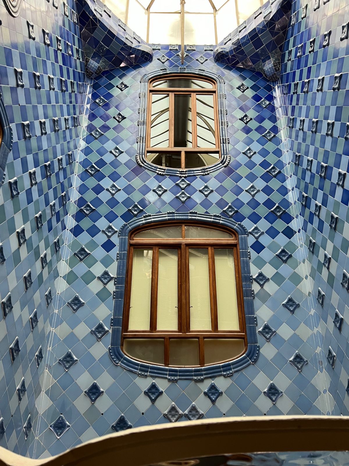 スペイン🇪🇸パルセロナ
カサ・バトリョ（世界遺産登録
●ライトアップされた...