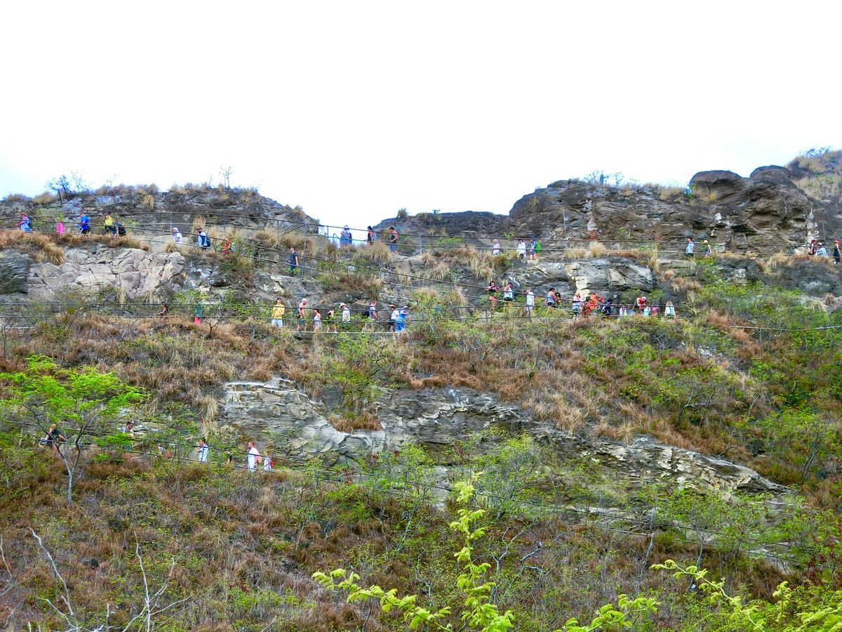 一度は行くよねダイヤモンドヘッド。
頂上へまでは思ったよりハイキングだった。