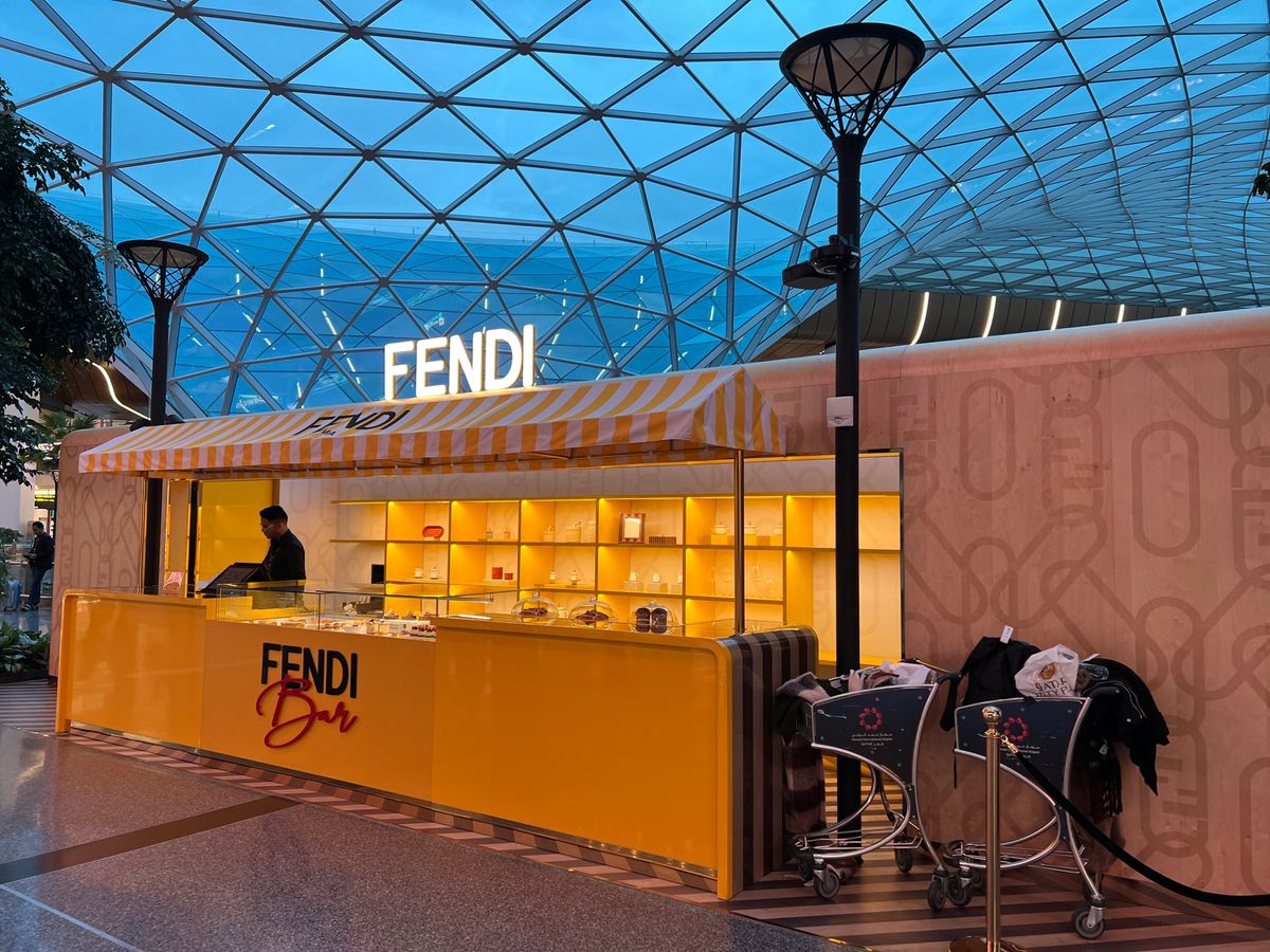 カタール　ドーハ
●ハマド空港内のFENDIの喫茶店
●高層ビル群の夜景
...