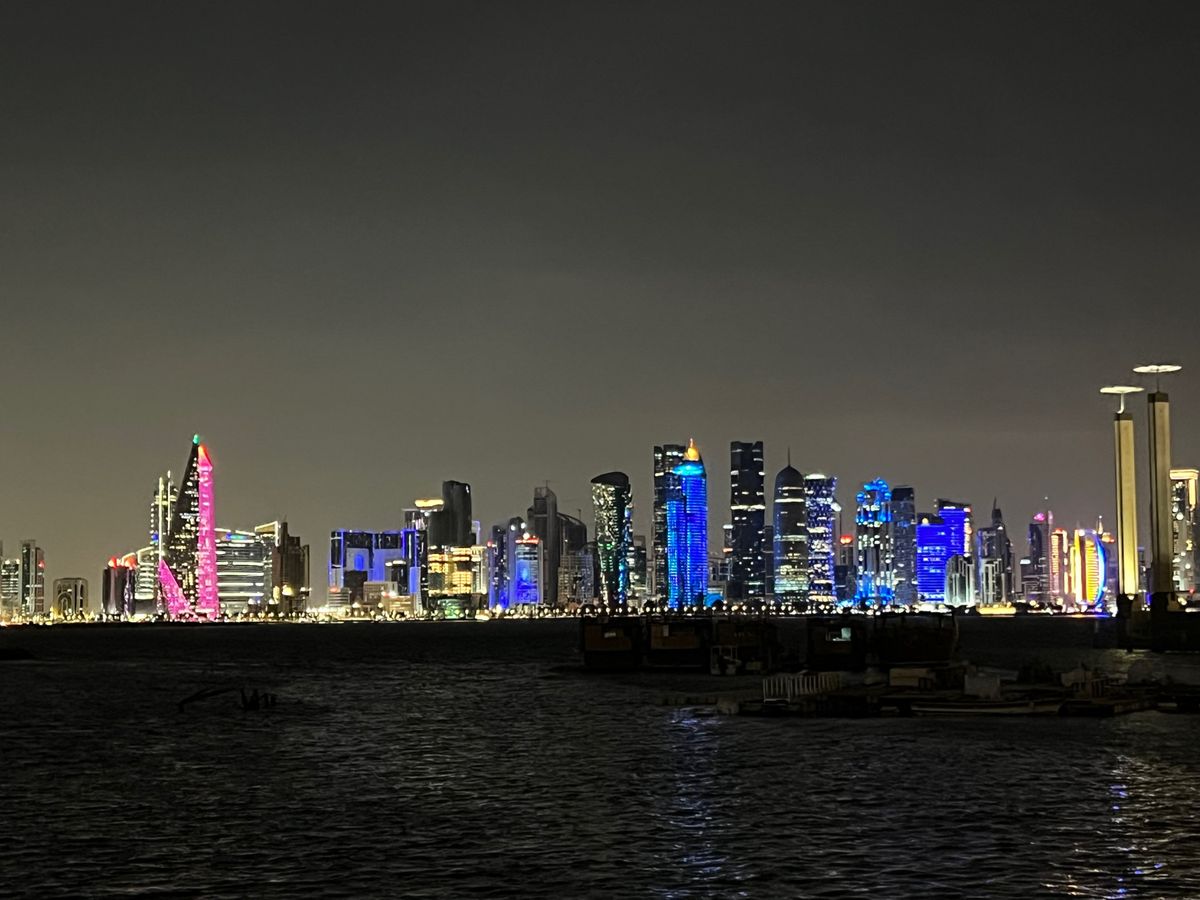 カタール　ドーハ
●ハマド空港内のFENDIの喫茶店
●高層ビル群の夜景
...