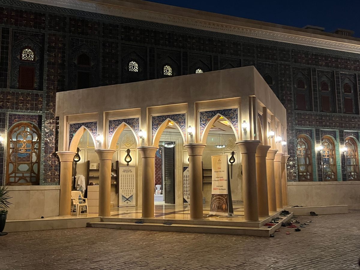 カタール　ドーハ
●ハマド空港内のFENDIの喫茶店
●高層ビル群の夜景
...