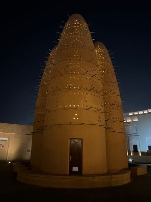 カタール　ドーハ
●ハマド空港内のFENDIの喫茶店
●高層ビル群の夜景
...