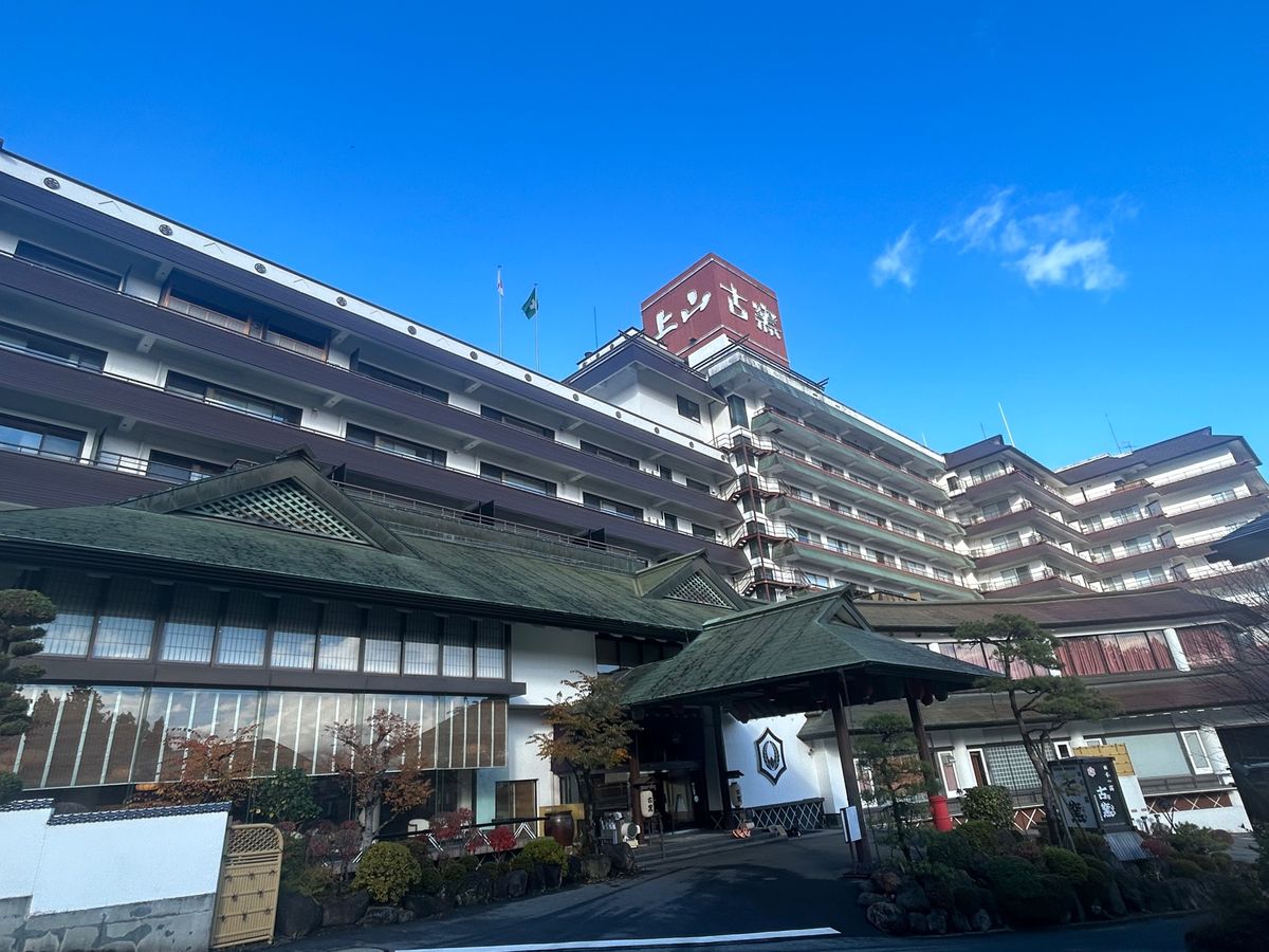 かみのやま温泉、「古窯（こよう）」さんに宿泊。
客室から蔵王を望む、素晴ら...