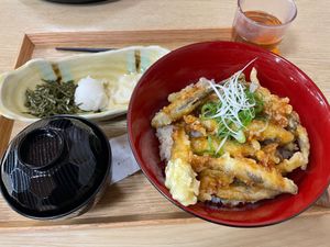 お昼は道の駅のレストランで琵琶湖産小鮎の天丼をいただきました。