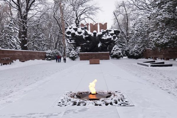 タジキスタン・Dushanbe「中央アジアコーカサス出張」の写真：戦争記念碑。気温-15℃…