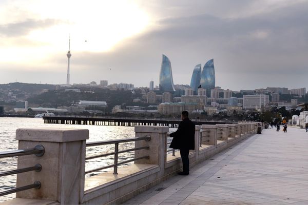 タジキスタン・Dushanbe「中央アジアコーカサス出張」の写真：カスピ海沿いのバクーのシンボル