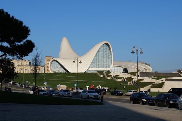 タジキスタン・Dushanbe「中央アジアコーカサス出張」の写真：バクーの象徴的な建物など