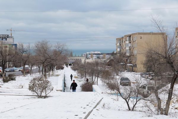 タジキスタン・Dushanbe「中央アジアコーカサス出張」の写真：雪とアクタウの町