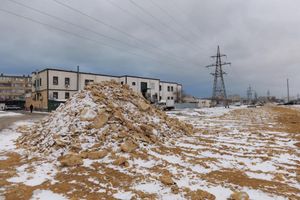 雪とアクタウの町