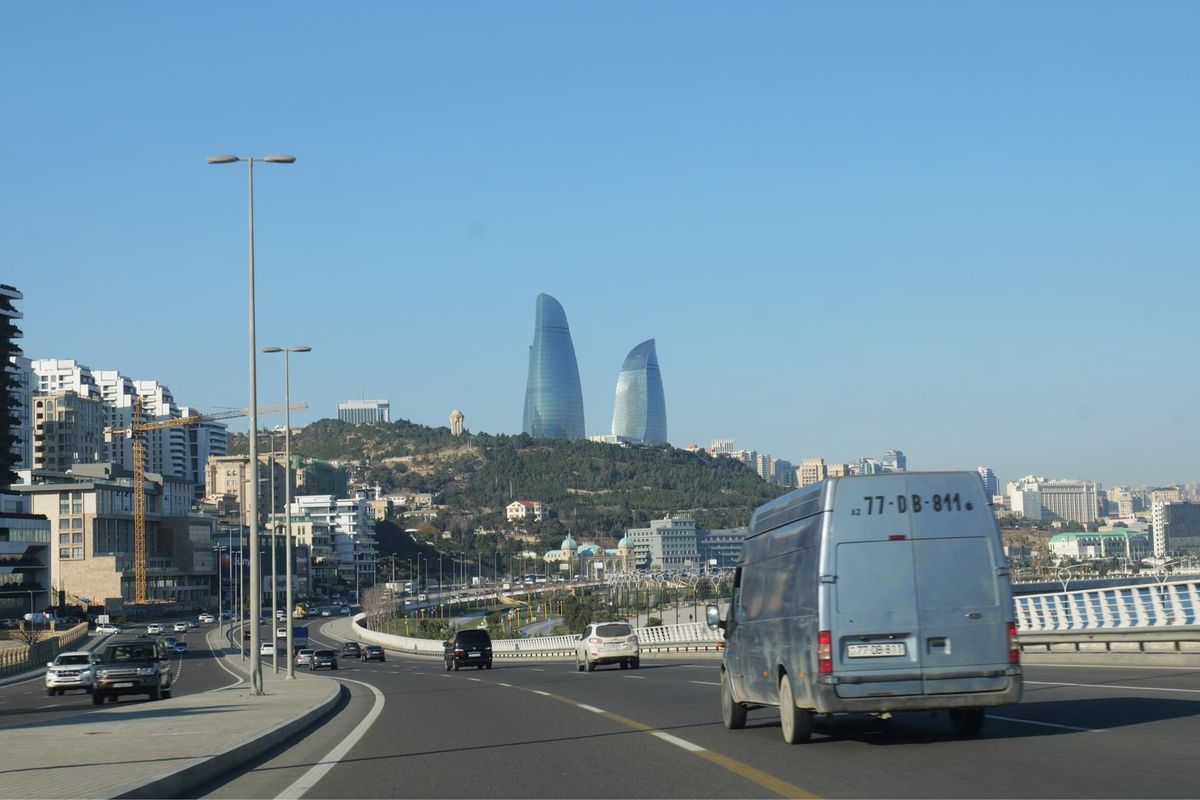 カスピ海沿いのバクーのシンボル