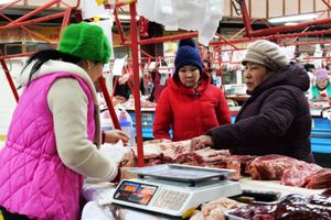 市場の肉コーナーが充実