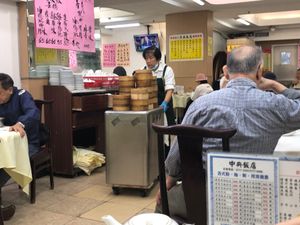 ビルの中に佇む中央飯店
昔ながらのワゴン式