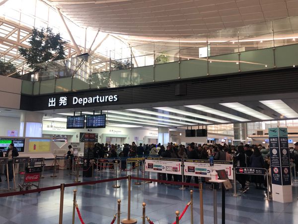 香港・香港「2023.12HKG香港」の写真：さて出発です
だいぶ混んでいますが、ビジ...