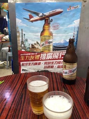 場所を移して佐敦の廟街へ
海鮮料理が食べたくなりました
とりあえずは飲麦酒...