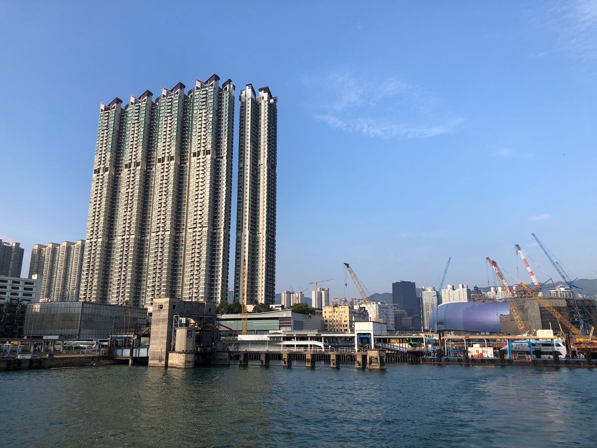 お船に乗って香港島へ渡ります

オープンデッキに上がると、海からの風が心地よい