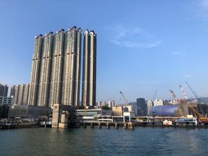 お船に乗って香港島へ渡ります

オープンデッキに上がると、海からの風が心地よい