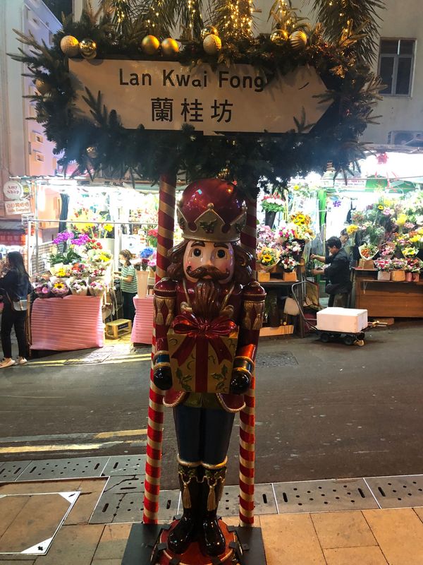 香港・香港「2023.12HKG香港」の写真：蘭桂坊
欧米人が好むバーなどがあるところ...