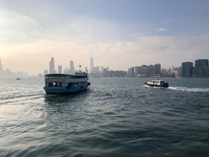 お船に乗って香港島へ渡ります

オープンデッキに上がると、海からの風が心地よい