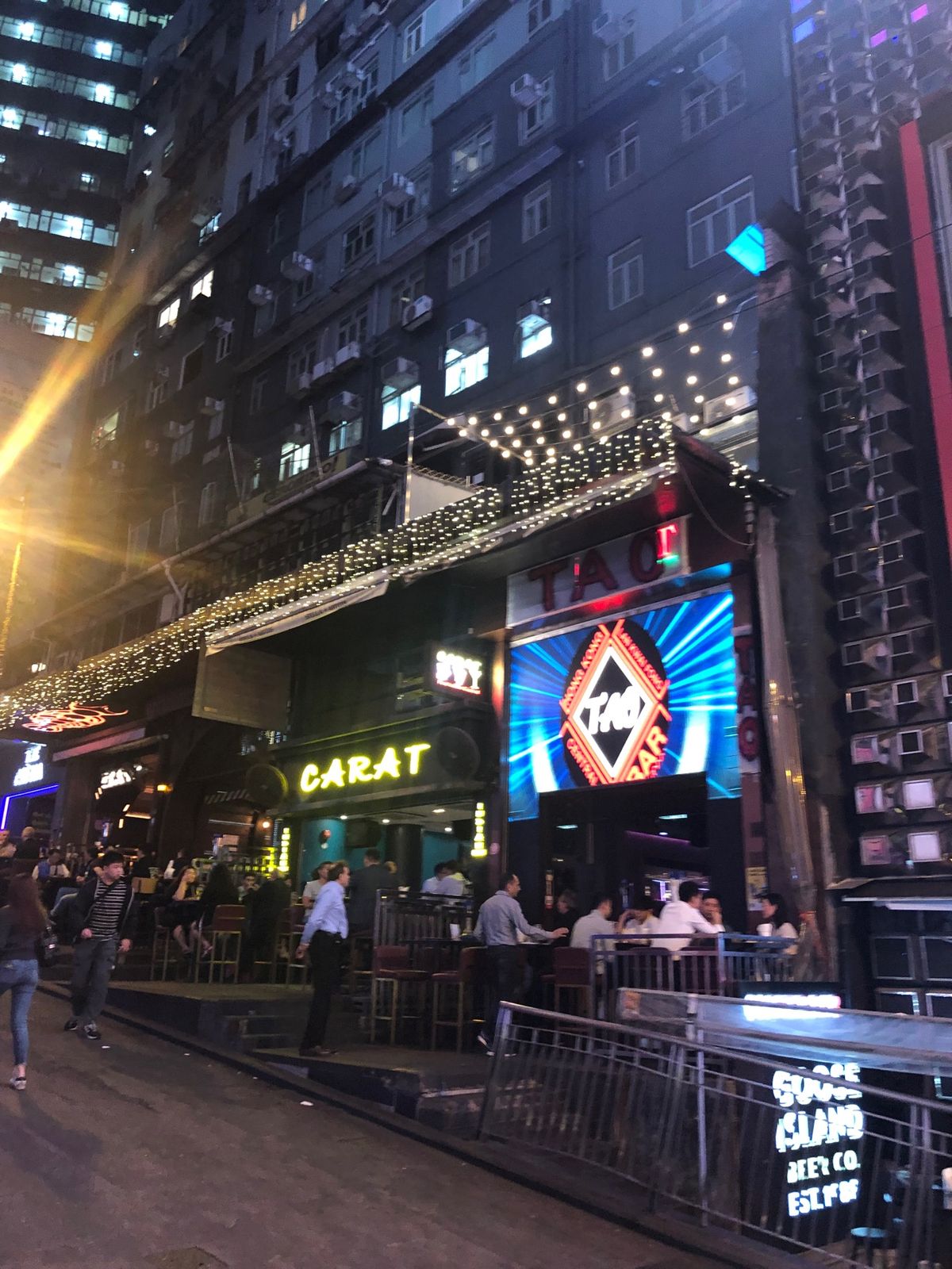 蘭桂坊
欧米人が好むバーなどがあるところ
最近はチャイナリスクで企業が撤退...