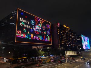 年末年始吉例の尖沙咀東部のビル群のイルミネーション
聖誕節から春節にかけて...