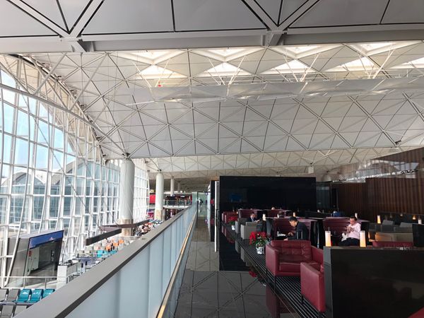 香港・香港「2023.12HKG香港」の写真：空港に着いて、キャセイのウイングで軽いラ...