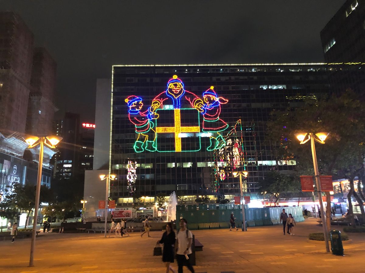 年末年始吉例の尖沙咀東部のビル群のイルミネーション
聖誕節から春節にかけて...