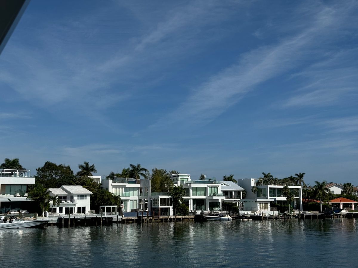 クルージング。有名人の大豪邸を船から眺めるプラン
成功者はみなマイアミに豪...