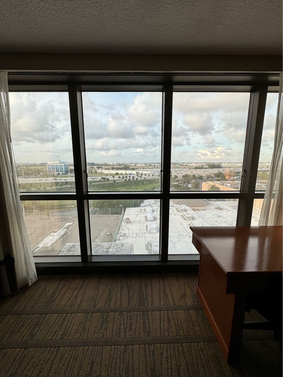 1日目はダブルツリーヒルトンに宿泊。
無駄に広い部屋にアップグレードされた