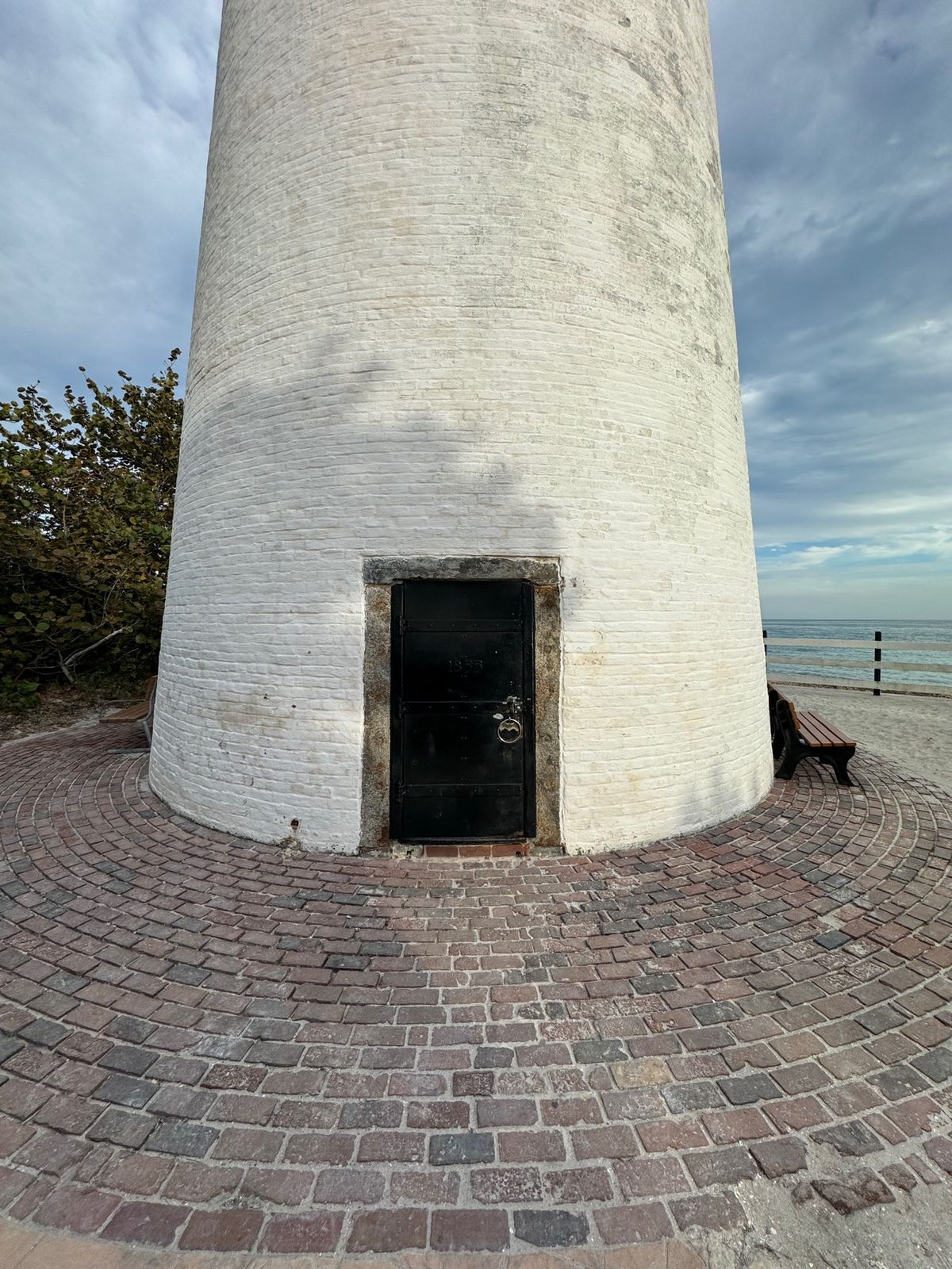 キービスケーンの灯台に。
自然公園もあり都会と自然のコントラストが楽しめる