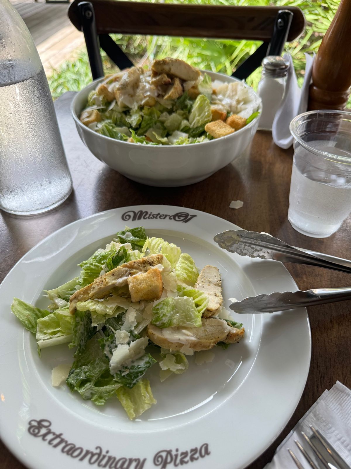 ショッピングモール的なところに。
サラダが圧倒的大容量。これが15ドル。も...