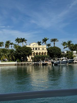 クルージング。有名人の大豪邸を船から眺めるプラン
成功者はみなマイアミに豪...