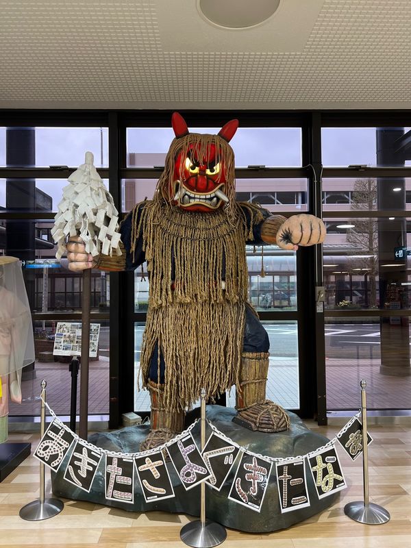 日本・秋田市「秋田の縄文遺跡と白神山地をめぐる旅」の写真：秋田県
●秋田空港のなまはげ
●藤里町　...