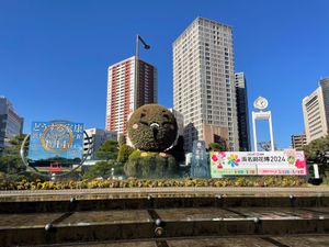 今日は浜松へ紅葉と餃子の旅。駅前にはなんだか可愛い家康くんがお出迎え。