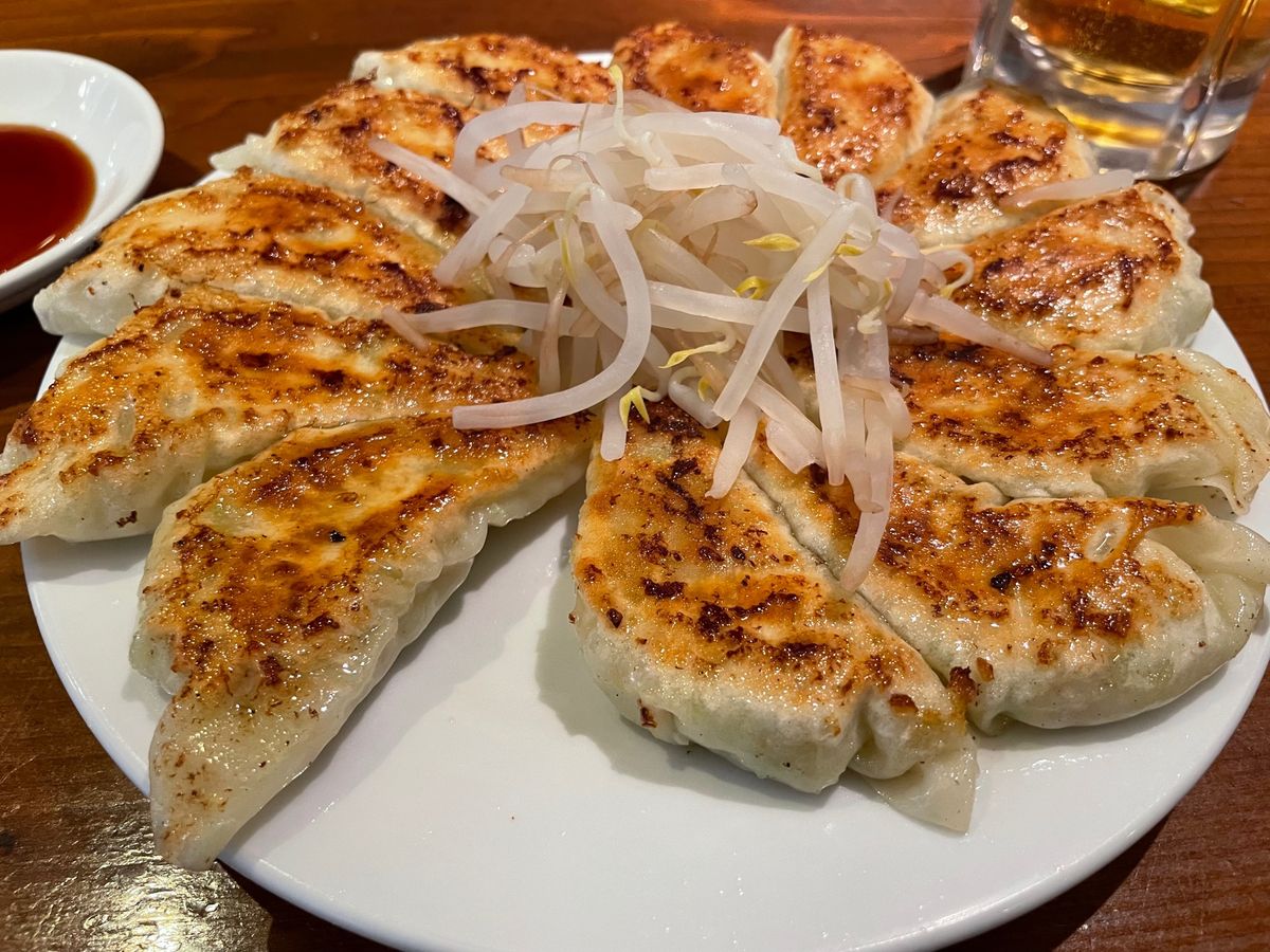 お城と紅葉を楽しんだ後は名物浜松餃子。浜松駅前に戻って老舗の「むつぎく」へ...