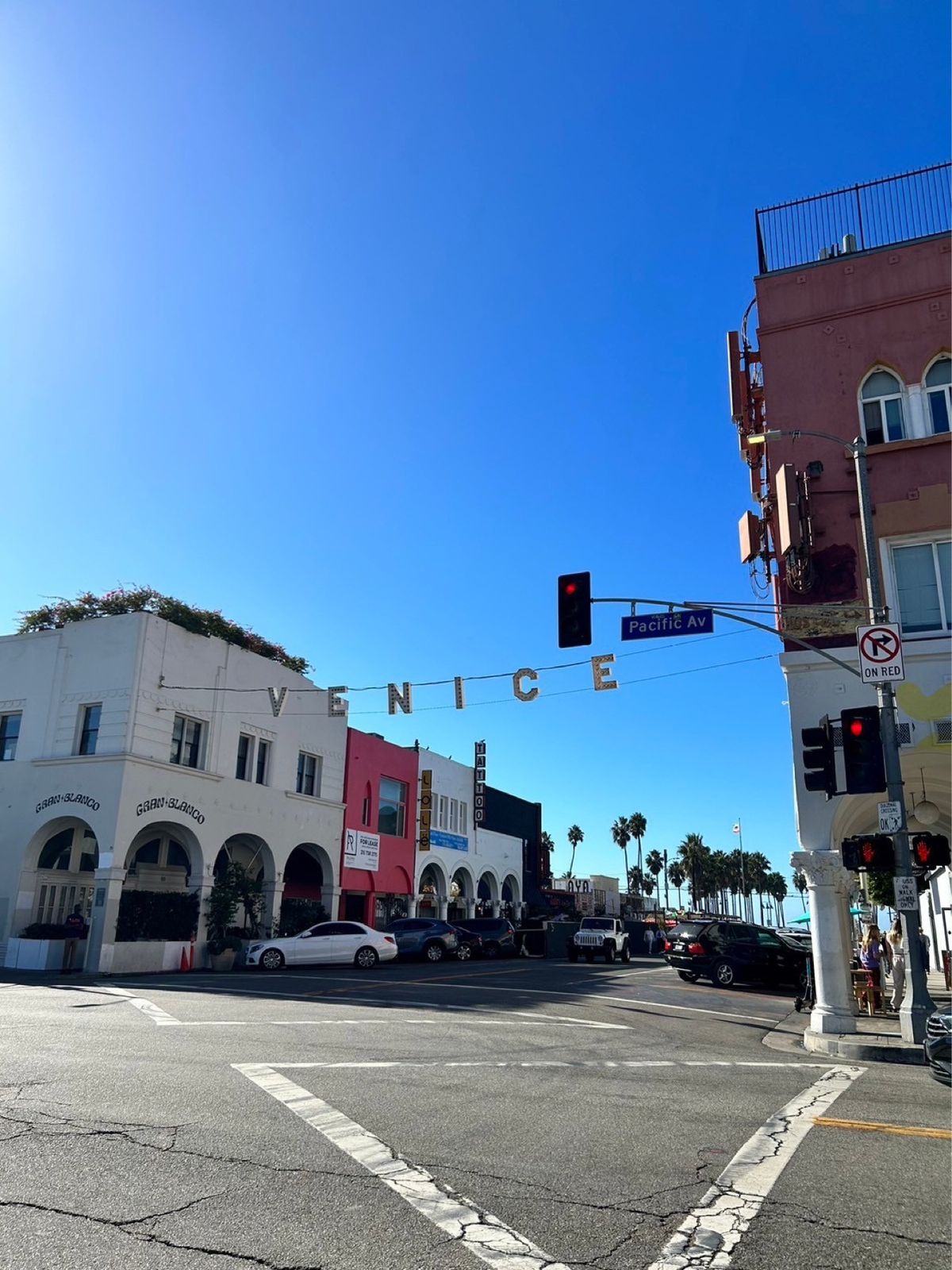 高級スーパーエレワンやお安いスーパーROSSなど、行ってお買い物をしながら...