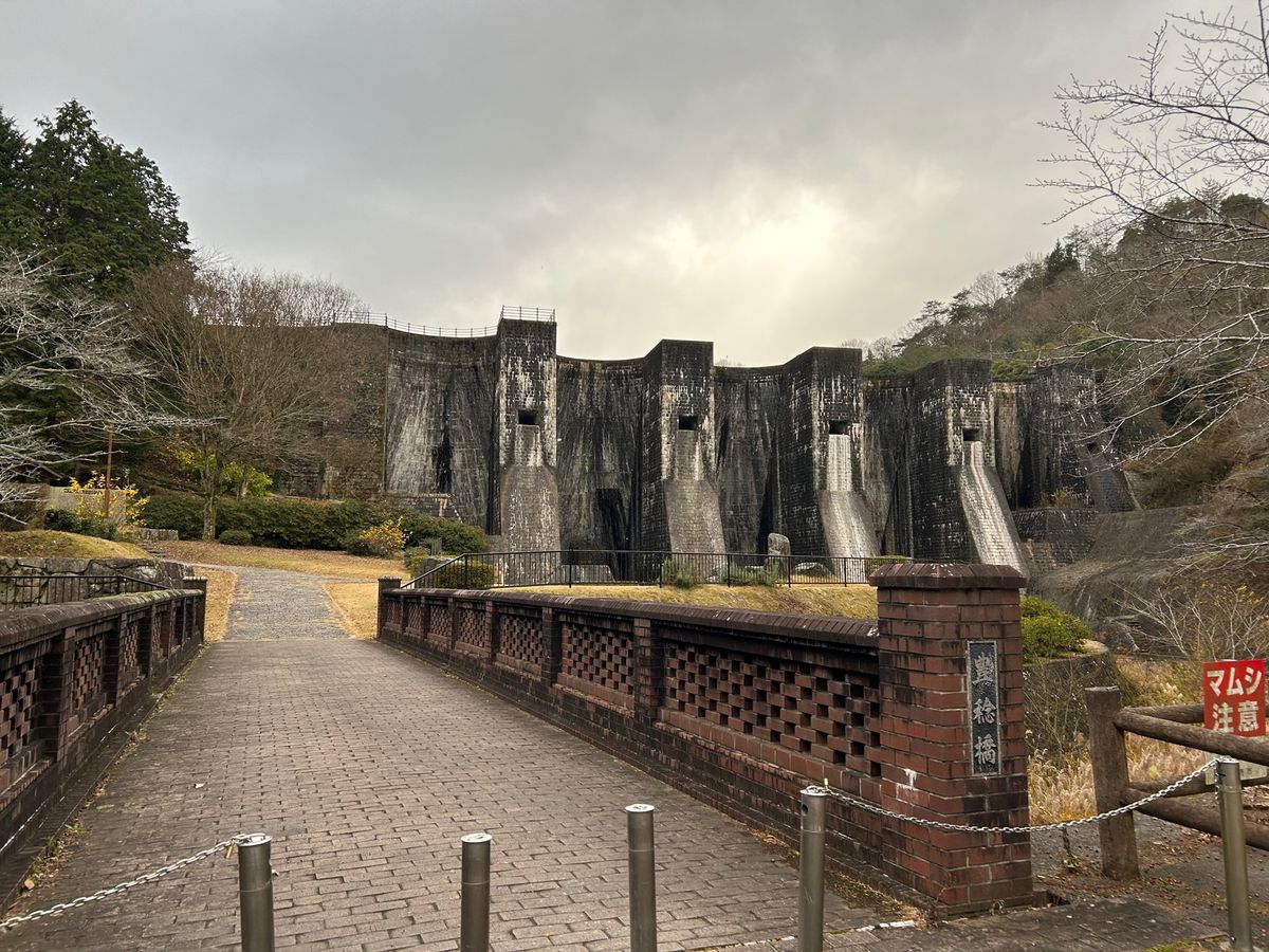 豊稔池ダム。
昭和四年に完成した、めちゃくちゃ古くてレアなダム。
ダムサイ...