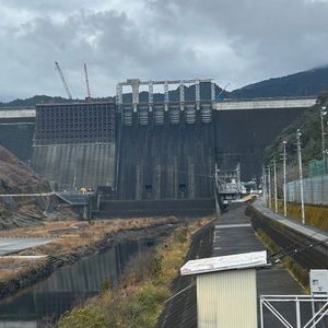 現在絶賛工事中の早明浦ダム。
上がる前は霧に覆われていたが、途中から無事晴...