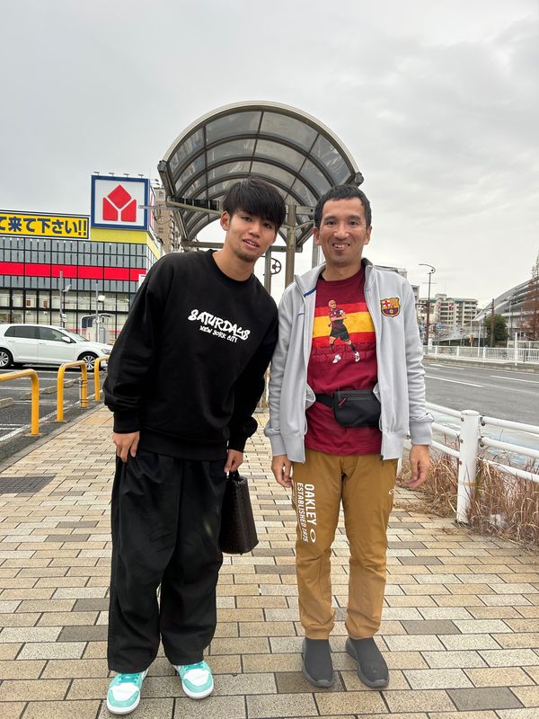 日本・兵庫県「ASICS主催　ノエビアスタジアムでサッカーを楽しもう」の写真：ヴィッセル神戸の佐々木大樹選手と記念撮影...