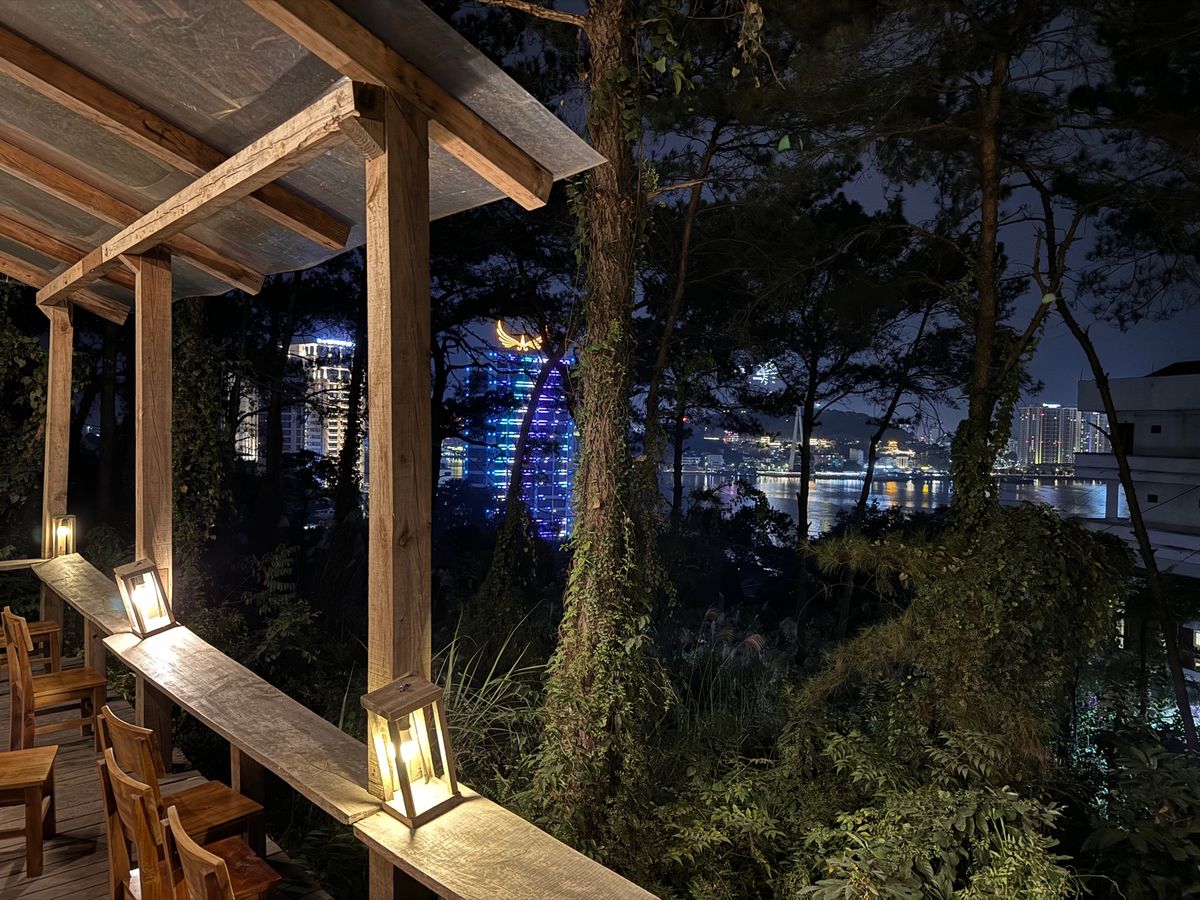 メチャクチャ雰囲気のいいカフェ　ハロン湾。